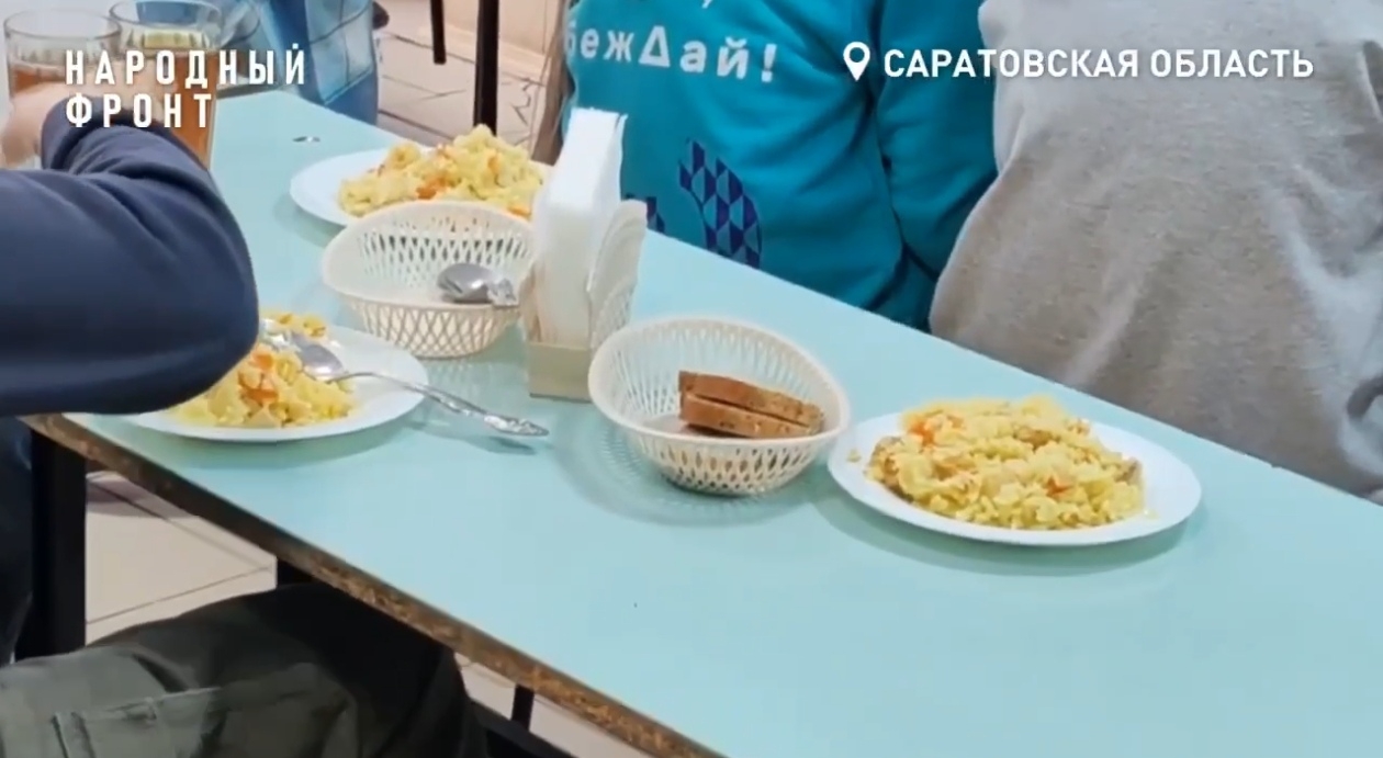 В саратовском ФТЛ учащихся кормят в обшарпанной столовой